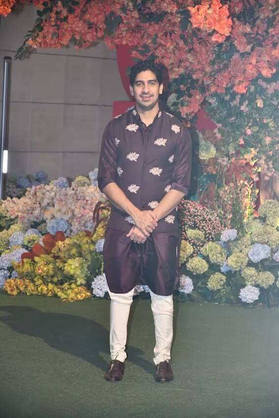 प्रसिद्ध फिल्ममेकर अयान मुखर्जीने अनंत आणि राधिक यांच्या साखरपुड्याला उपस्थिती दर्शवली होती.