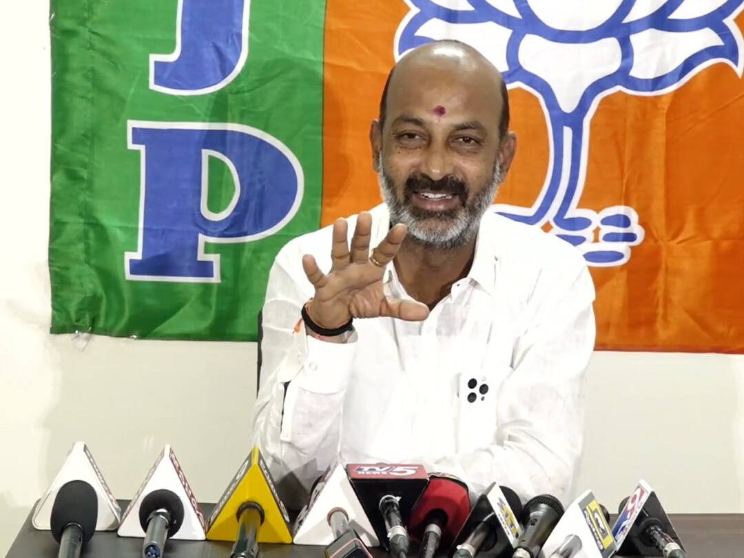 Bandi Sanjay: బీఆర్ఎస్ మీటింగ్ అట్టర్ ఫ్లాప్, నలుగురు నేతలు 4 స్కాంలలో నిందితులు - బండి సంజయ్ Bandi Sanjay responds over Khammam BRS meeting and challenges KCR Bandi Sanjay: బీఆర్ఎస్ మీటింగ్ అట్టర్ ఫ్లాప్, నలుగురు నేతలు 4 స్కాంలలో నిందితులు - బండి సంజయ్