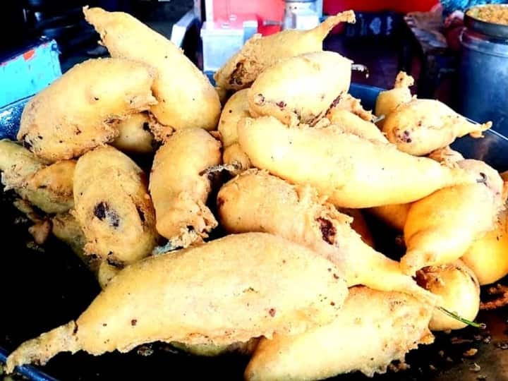 मिर्ची वड़े का एक ही तरह का स्वाद सालों से चला आ रहा है. महंगाई में  मिर्ची वड़े का स्वाद नहीं बदला हां  ये महंगा जरूर हुआ है. लेकिन लोगों के दिलों पर मिर्ची बड़ा राज करता है. मानव ने बताया कि  20 से 25 रुपये में मिर्ची वड़ा मिल जाता है. इसको ब्रेड के साथ खाने से पेट भी भर जाता है.जोधपुर के लोगों की मिर्ची वड़े के प्रति ऐसी दीवानगी है कि लोग  व्रत के दिन भी इसे खाना नही छोड़ते है. व्रत के दिन खासतौर से राजगीरा और सिंघाड़े के आटे से मिर्ची बड़ा बनाया जाता है.