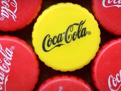 कभी-कभी कोका कोला कुछ बोतल पर लाल की जगह पीले रंग का ढक्कन लगाता है... ये है इसका कारण