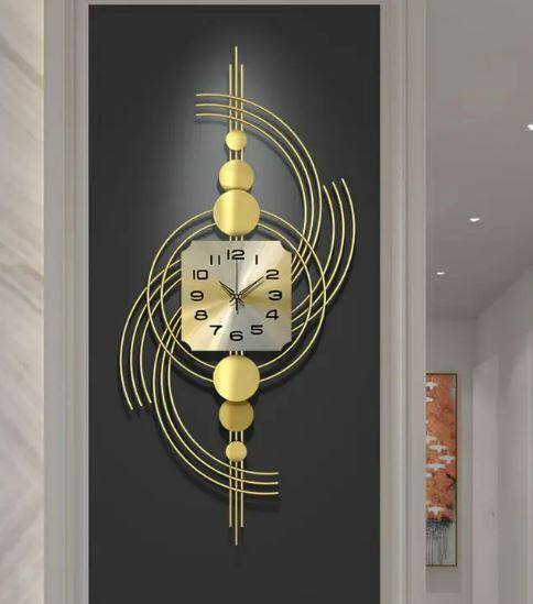 માત્ર બંધ ઘડિયાળ જ નહીં પરંતુ ખોટો સમય જણાવતી ઘડિયાળ પણ વાસ્તુ દોષો બનાવે છે. આવી સ્થિતિમાં કાં તો ઘડિયાળને સુધારી લો અને સમય સુધારી લો અથવા તો તેને ઘરની બહાર ફેંકી દો.