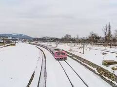 Indian Railways: ਕਸ਼ਮੀਰ ਦੇ ਮੈਦਾਨੀ ਇਲਾਕਿਆਂ 'ਚ ਦੇਖਣ ਨੂੰ ਮਿਲਿਆ ਖੂਬਸੂਰਤ ਨਜ਼ਾਰਾ, ਰੇਲਵੇ ਮੰਤਰਾਲੇ ਨੇ ਸ਼ੇਅਰ ਕੀਤੀਆਂ ਬਰਫਬਾਰੀ ਦੀਆਂ ਤਸਵੀਰਾਂ, ਦੱਸਿਆ ਧਰਤੀ ਦਾ 'ਸਵਰਗ'