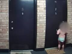 जांघिया पहने बच्चे के हाथ में बंदूक, पुलिस ने लाइव में पिता को किया गिरफ्तार