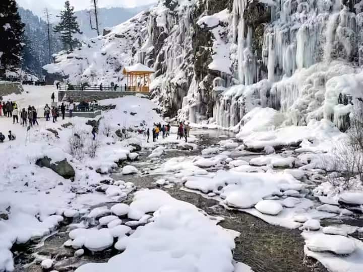 Jammu and Kashmir मध्ये या मोसमातील पहिलाच मोठा हिमवर्षाव होत आहे. हिमवर्षावाने सर्वसामान्य जनजीवन स्तब्ध झालंय. राहुल गांधी यांची भारत जोडो यात्रेच्या समारोपाच्या दिवशीच हा हिमवर्षाव अनुभवायला मिळाला