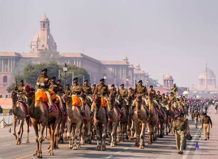 दिल्ली में हर साल कर्तव्य पथ पर आयोजित होने वाली गणतंत्र दिवस की परेड को देखने देशभर से लोग पहुंचते हैं.
