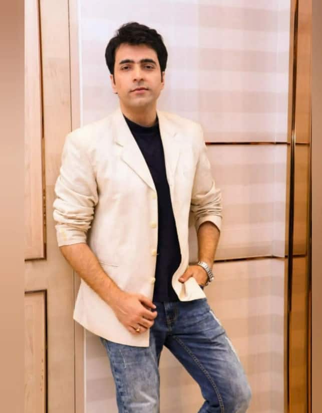 সঙ্গে আরও এক ব্যক্তিকে দেখা যাচ্ছে। তিনি মেকআপ আর্টিস্ট সোমনাথ কুন্ডু।
