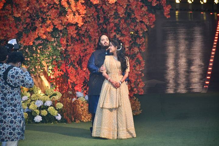 అనంత్ అంబానీ, రాధికా మర్చంట్ నిశ్చితార్థ వేడుకలు ఘనంగా జరిగాయి.