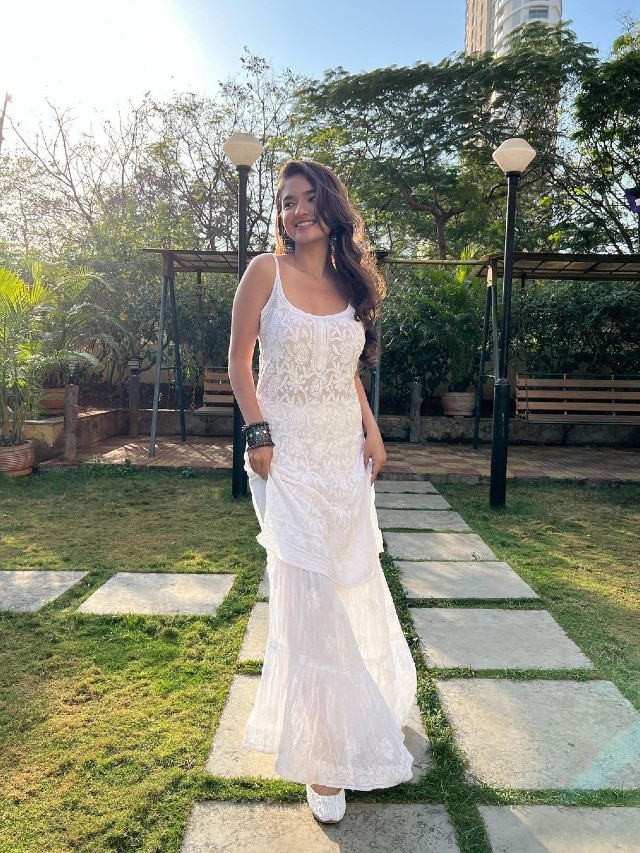 Khatron Ke Khiladi 11's Anushka Sen gives perfect weekend vibes as she  flaunts toned midriff in white crop top