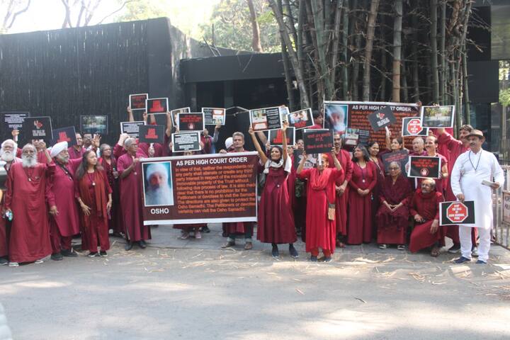 स्वामी चैतन्य कीर्ती यांच्यासोबत माँ धर्म ज्योती, स्वामी योग सुनील, माँ आरती, स्वामी मनोज व शेकडो ओशो भक्त या आंदोलनात सहभागी झाले.