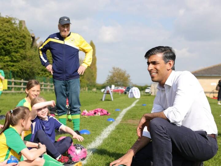 दरअसल पोंगल पार्टी के लंच वाला ये वीडियो ऋषि सुनक का नहीं था. केले के पत्तों पर खाना खाते विदेशी महिला और पुरुषों का ये वीडियो कनाडा के वॉटरलू के तमिल कल्चर एसोसिएशन का था. तमिलों के इस अहम त्योहार पोंगल को 'थाई पोंगल' के नाम से भी जाना जाता है. दरअसल तमिल कल्चर एसोसिएशन ने  वाटरलू के नेता, रीजनल मेयर, काउंसलर और पुलिस अधिकारी और कर्मचारी पोंगल पर दावत दी थी.