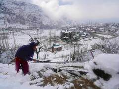 भीषण शीतलहर से कश्मीर के लोगों को राहत, बर्फबारी के बाद न्यूनतम तापमान बढ़ा