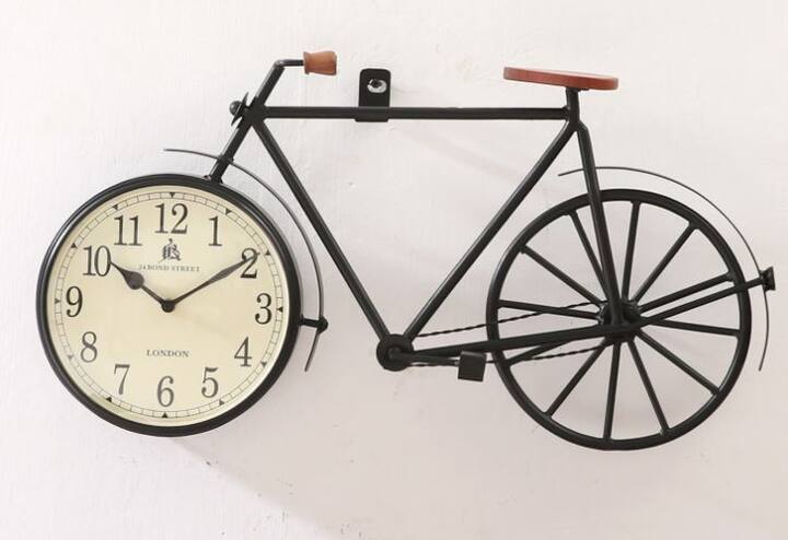 ઘરના ડ્રોઈંગ રૂમમાં લોલકની ઘડિયાળ રાખવી જોઈએ. એ જ રીતે ઘરમાં ઘડિયાળ મૂકતી વખતે તેની સાઈઝ પર પણ ધ્યાન આપવું જોઈએ.વાસ્તુશાસ્ત્ર અનુસાર ગોળ, ચોરસ, અંડાકાર અથવા આઠ કે છ બાજુવાળી ઘડિયાળ સ્થાપિત કરવી જોઈએ. તેનાથી ત્યાં સકારાત્મકતા વધે છે. બીજી તરફ ઘરમાં પોઈન્ટેડ આકારની ઘડિયાળ લગાવવાનું ટાળવું જોઈએ.