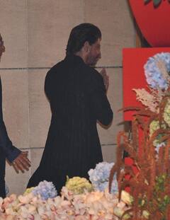 Anant Ambani की इंगेजमेंट में ब्लैक सूट में छा गए आर्यन खान, गौरी खान ने भी दिखाया ग्लैमरस अवतार, देखें फोटोज