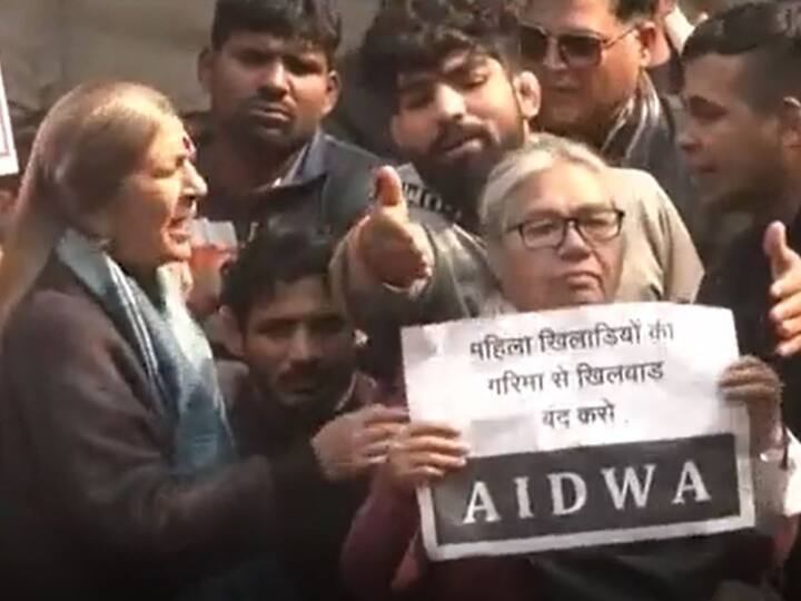 इस दौरान वृंदा करात को पहलवानों के विरोध का सामना करना पड़ा. पहलवानों ने वृंदा करात को माइक देने से इनकार कर दिया, साथ की कहा कि वो मंच से उतर जाएं, क्योंकि ये मंच नेताओं का नहीं है.