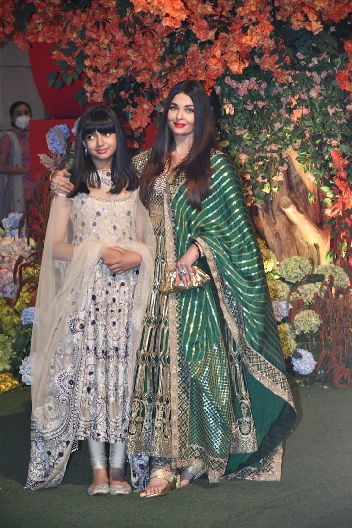 अनंत अंबानी और राधिका मर्चेंट की सगाई सेरेमनी में बॉलीवुड के दिग्गज सितारों मेहमान बनकर पहुंचे थे, यहां बॉलीवुड ब्यूटी ऐश्वर्या राय ने अपने ग्लैमर से कहर ढा दिया.