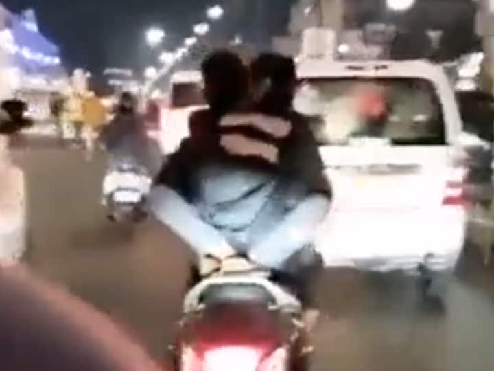 Lucknow Road Romance Viral Video Girl Hug Kiss Boy on Scooty Man Arrested Police Files Case खुल्लम खुल्ला: स्कूटी पर रोमांस, 'अश्लील' हरकत करता कोई कपल मिला तो होगी इतनी सजा