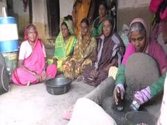 Photo: टीचभर पोटाची खळगी भरण्यासाठी जीवघेणा बिब्बा फोडण्याचा उद्योग