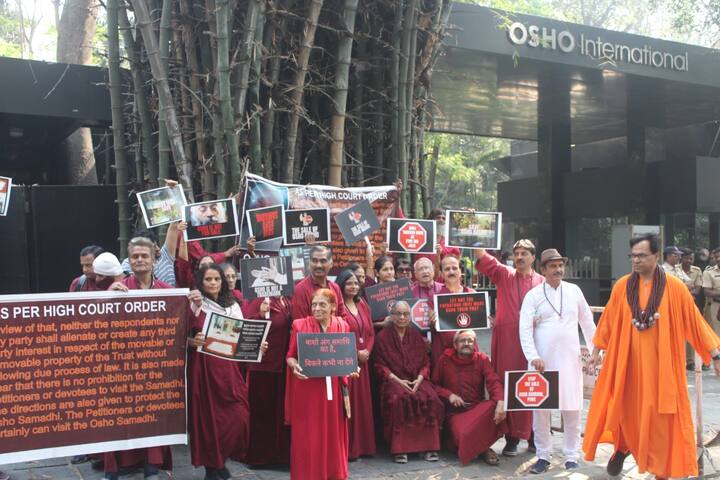 मुंबई उच्च न्यायालयानेही समाधीच्या दर्शनापासून कोणत्याही भक्ताला रोखू नये, असे निर्देश दिलेले असतानाही ओशो इंटरनॅशनल फाउंडेशनच्या व्यवस्थापनाकडून मुजोरी सुरु आहे, अशी तीव्र प्रतिक्रिया दिली आहे