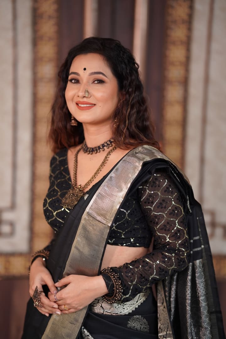 राधा मुळची पुण्याची आहे. तिने अभिनव कला महाविद्यालयातून कमर्शिअल आर्ट्सचा अभ्यासक्रम पूर्ण केला.