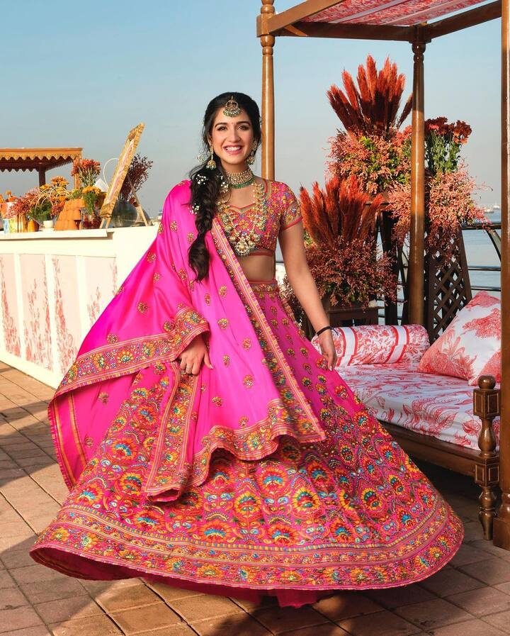 किसी के फंक्शन में जाने के लिए भी इस तरह का लहंगा आपके लिए परफेक्ट साबित हो सकता है. अगर आप चाहती हैं कि फंक्शन में बस आप ही आप शाइन करें तो राधिका के इस आउटफिट से आप इंस्पिरेशन ले सकती हैं.