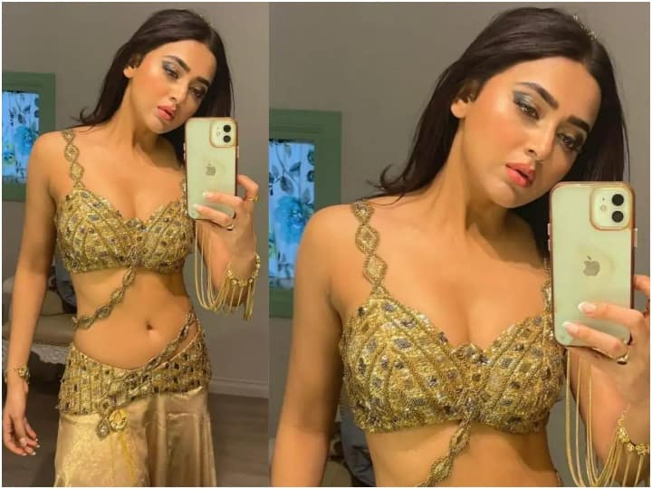 तेजस्वी प्रकाश शो में प्रथा/प्रार्थना की मुख्य भूमिका निभाती हैं और रिपोर्ट के अनुसार लगभग प्रति एपिसोड 2 लाख रुपये चार्ज करती हैं.