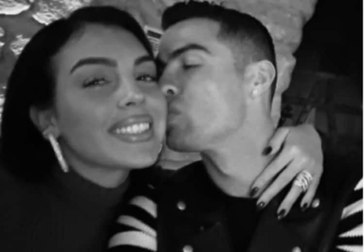 Cristiano Ronaldo Georgina Rodriguez kissing photo viral from Saudi Arabia enjoy romantic date night together see pics Cristiano Ronaldo: सउदी अरब में रोमांटिक डेट पर अपनी गर्लफ्रेंड जॉर्जीना रोड्रिगेज को KISS करते नजर आये क्रिस्टियानो रोनाल्डो, क्या लिया जाएगा एक्शन
