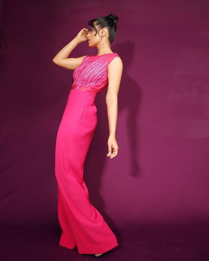 अभिनेत्री नेहा महाजन ही तिच्या वेगवेगळ्या लूकमधील फोटो सोशल मीडियावर शेअर करत असते. (Neha Mahajan/instagram)