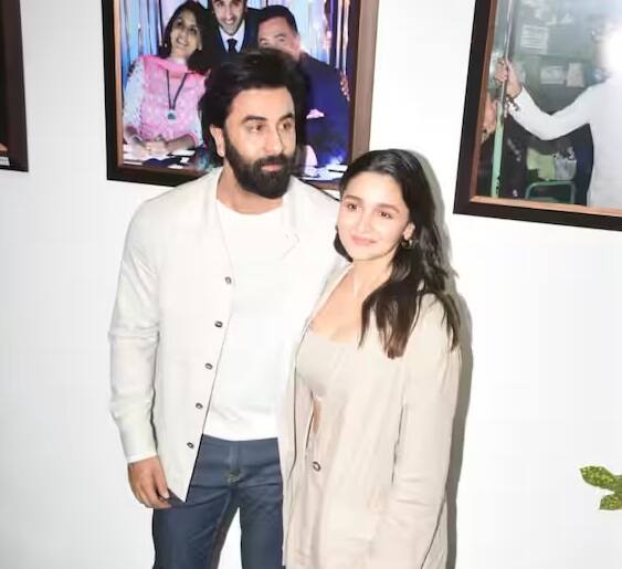 રણબીર કપૂર સફેદ ટી-શર્ટ અને જીન્સ પહેરેલો જોવા મળ્યો હતો. તેણે મેચિંગ કલરનું જેકેટ પહેર્યું હતું, જેમાં તે ખૂબ જ હેન્ડસમ લાગી રહ્યો હતો.