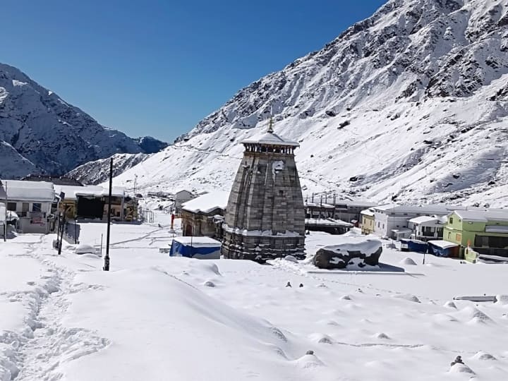 Kedarnath Snowfall: बर्फबारी के बाद केदारनाथ धाम की बढ़ी खूबसूरती, मंदाकिनी नदी के बीच में भी जम रही बर्फ Rudraprayag News Snowfall started once again in Kedarnath Dham Mandakini river also freezed ANN Kedarnath Snowfall: बर्फबारी के बाद केदारनाथ धाम की बढ़ी खूबसूरती, मंदाकिनी नदी के बीच में भी जम रही बर्फ