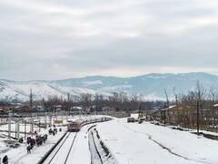 Indian Railways: કાશ્મીરના મેદાનોમાં જોવા મળ્યો સુંદર નજારો, રેલ્વે મંત્રીએ શેર કરી હિમવર્ષાની તસવીરો, કહ્યું પૃથ્વીનું 'સ્વર્ગ'