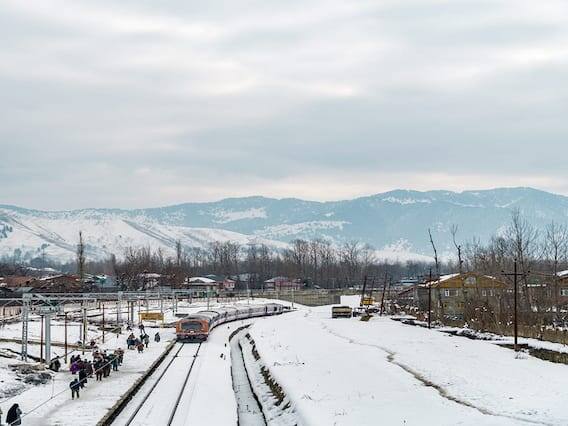 આ વર્ષે જાન્યુઆરી મહિનામાં દેશભરમાં ભારે ઠંડી પડી રહી છે. કેટલાક લોકો આ કડકડતી ઠંડીમાં મુસાફરી કરવાનું આયોજન કરી રહ્યા છે. જો તમે શિમલા અને કાશ્મીરની મુલાકાત લેવાનું વિચારી રહ્યા છો, તો તમારે આ સમાચાર જરૂર જોવો. (ફોટો- ટ્વિટર)