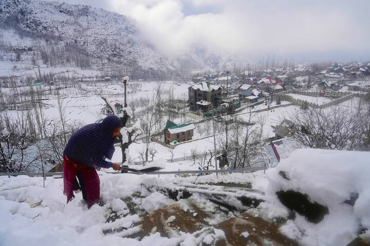 কাশ্মীরে শীতের মরসুমে জাঁকিয়ে  পড়েছে শীত। তার সঙ্গেই ঘটেছে তুষারধসের মতো ঘটনাও।