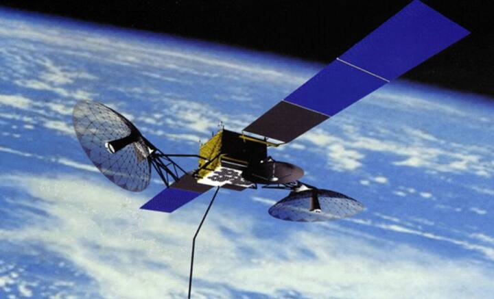 তবে এখনও পর্যন্ত যে বিষয়টি আশা জোগাচ্ছে বিজ্ঞানীদের, তা হল, ওই গ্রহের তাপমাত্রা পৃথিবীর চেয়ে সামান্য বেশি। মেঘের দেখা মিললে। সেটির তুলনা টানা হতে পারে বৃহস্পতির সঙ্গে। কারণ বৃহস্পতিও কার্বন ডাই অক্সাইডে ঢাকা। তবে পৃথিবীর মতো এক বছরে নয়, মাত্র দু’দিনে ওই গ্রহটি লাল রংয়ের একটি বামন নক্ষত্রকে প্রদক্ষিণ করে বলে জানিয়েছেন গবেষকরা। সৌরজগতের অন্য গ্রহের তুলনায় ওই গ্রহ নক্ষত্রের একেবারে কাছাকাছি বলে মনে করা হচ্ছে।