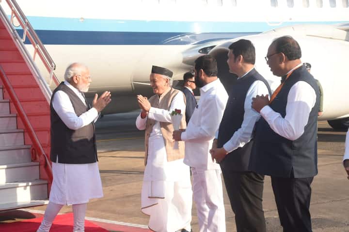 पंतप्रधान नरेंद्र मोदी हे मुंबई दाखल झाल्यानंतर विमानतळावर त्यांचं राज्यपाल भगतसिंह कोश्यारी, मुख्यमंत्री एकनाथ शिंदे आणि उपमुख्यमंत्री देवेंद्र फडणवीस यांनी स्वागत केलं.