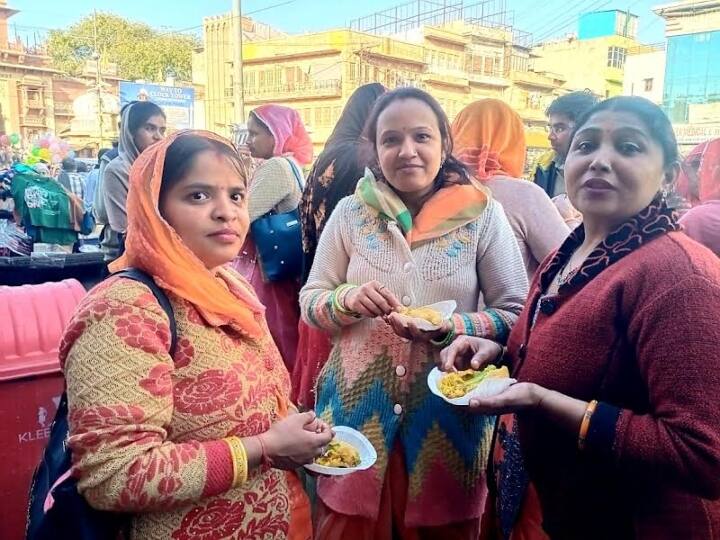 वैसे तो पूरे साल 365 दिन व्रत के मिर्च वड़े मिल जाते हैं. जो लोग व्रत  रखते हैं उनके  लिए बनाए जाने वाले मिर्ची वड़े में सामान्य नमक की जगह सेंधा नमक का उपयोग किया जाता है.  जोधपुर में गर्मा-गर्म स्वादिष्ट तेज मसाला और लहसुन प्याज से बने मिर्ची वड़े अधिकतर दुकानों पर मिलते हैं. लेकिन जोधपुर शहर में ब्राह्मण और जैन समुदाय की आबादी को देखते हुए इन लोगों के लिए खासतौर से बगैर प्याज लहसुन के मिर्ची बड़े बनाए जाते हैं.