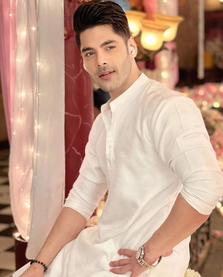 टीवी एक्टर सिम्बा नागपाल 'नागिन 6' में तेजस्वी के अपोजिट लीड रोल निभाया है. सिम्बा ने इस शो के लिए एक एपिसोड की फीस 1 लाख चार्ज की है.