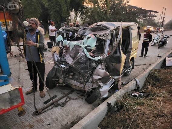 Mumbai-Goa Highway Accident: मुंबई-गोवा हायवेवर रायगडजवळ भीषण अपघात, नऊ प्रवाशांचा मृत्यू Mumbai-Goa Highway Accident: मुंबई-गोवा हायवेवर रायगडजवळ भीषण अपघात, नऊ प्रवाशांचा मृत्यू