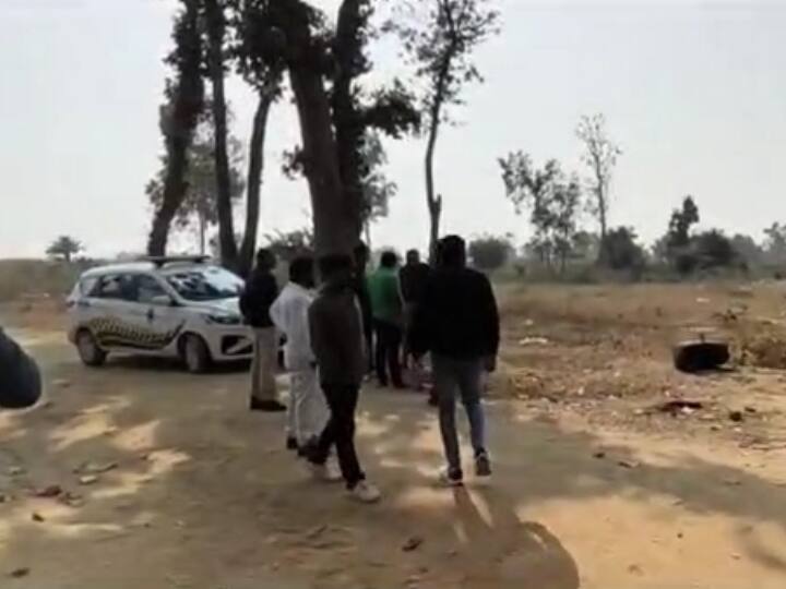 छत्तीसगढ़ के सरगुजा संभाग के जंगलों में सालभर हाथियों के दल की मौजूदगी रहती है. हाथियों द्वारा बीच बीच में गांव/बस्तियों में घुसकर ग्रामीणों के फसल और मकानों को नुकसान पहुंचाया जाता है. 19 दिसंबर की सुबह सरगुजा जिला मुख्यालय अंबिकापुर में हड़कंप मच गया, क्योंकि दल से बिछड़ा एक हाथी शहर के नजदीक पहुंच गया. इससे शहर सहित आसपास के गांव में हड़कंप मच गया. शहर के नजदीक हाथी पहुंचने की सूचना पर वन विभाग एक्शन में आयी और ड्रोन कैमरे से हाथी पर नजर रख रही है. यह मामला अंबिकापुर वनपरिक्षेत्र का है.