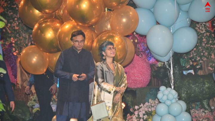 আজ মুকেশ অম্বানির পরিবারে বাজল সানাই।  বৃহস্পতিবার অনন্ত ও রাধিকার বাগদান ঘিরে চাঁদের হাট আম্বানির পরিবারে। অনুষ্ঠানে হাজির কিরণ রাও।