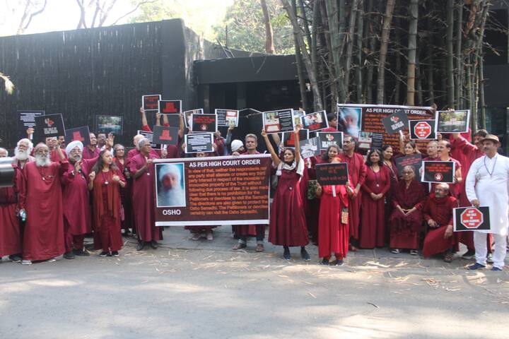 याविरोधात ओशो भक्तांनी गुरुवारी ओशो आश्रमाच्या गेटसमोर निषेध आंदोलन केले.
