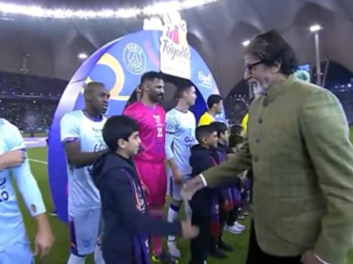 PSG vs Saudi All-Star XI: Bollywood actor Amitabh Bachchan is at Riyadh meets Messi, Ronaldo know details Amitabh Bachchan Meets Lionel Messi, Cristiano Ronaldo On Field During PSG Vs Saudi XI Friendly