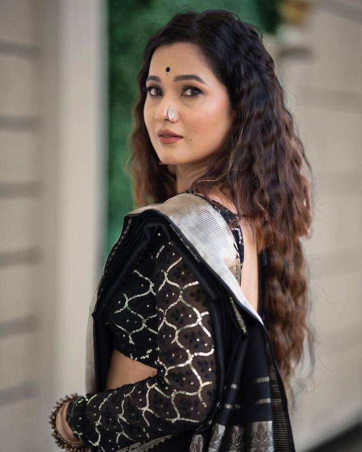 अभिनेत्री राधा सागर मनोरंजन विश्वातील एक लोकप्रिय चेहरा आहे.