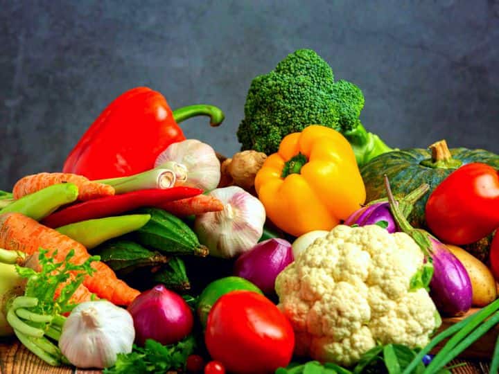 पकी हुईं सब्जियां खाना ज्यादा फायदेमंद या कच्ची सब्जियां? जानें