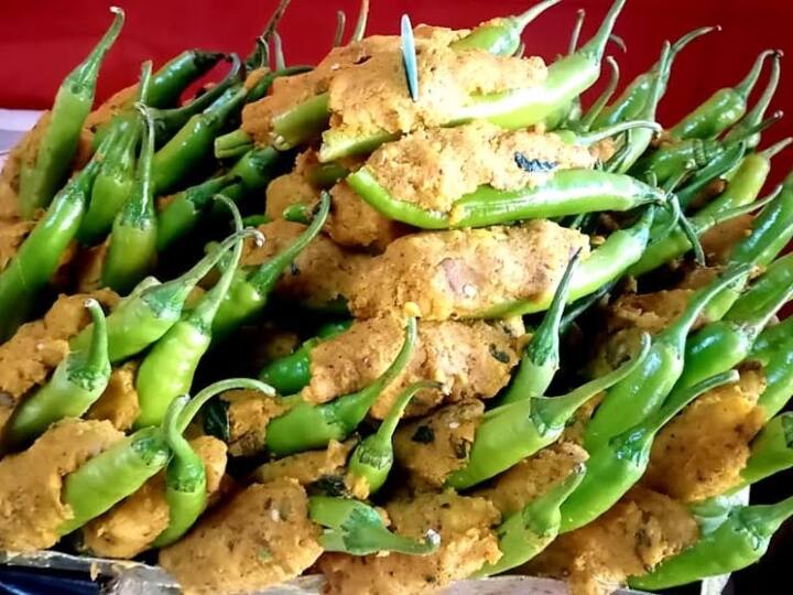 शहर में मिर्ची वड़े की करीब 900 से अधिक दुकानें हैं. इनमें से परंपरागत स्वाद और जायके की पहचान रखने वाली 50 से 60 दुकाने हैं. जहां पर मिर्ची वड़ा खरीदने वालों की लाइने लगती है. यहीं  नहीं मिर्ची बड़ा जोधपुर के लोगों का परंपरागत नाश्ता है. मिर्ची वड़ा खाने के शौकीन मानव और प्रणव ने कहा कि ये हमारे जोधपुर को स्वाद का वरदान है. इससे अंदाजा लगाया जा सकता है कि ये जोधपुर वासियों कितना रचा बसा है.