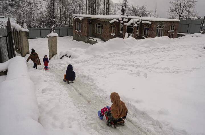 সোনমার্গে একটি নির্মাণসংস্থার শ্রমিক ব্যারাকের কাছে তুষারধস ঘটে। সেই ঘটনায় মৃত্যুর ঘটনাও ঘটেছে। সব ছবি: PTI