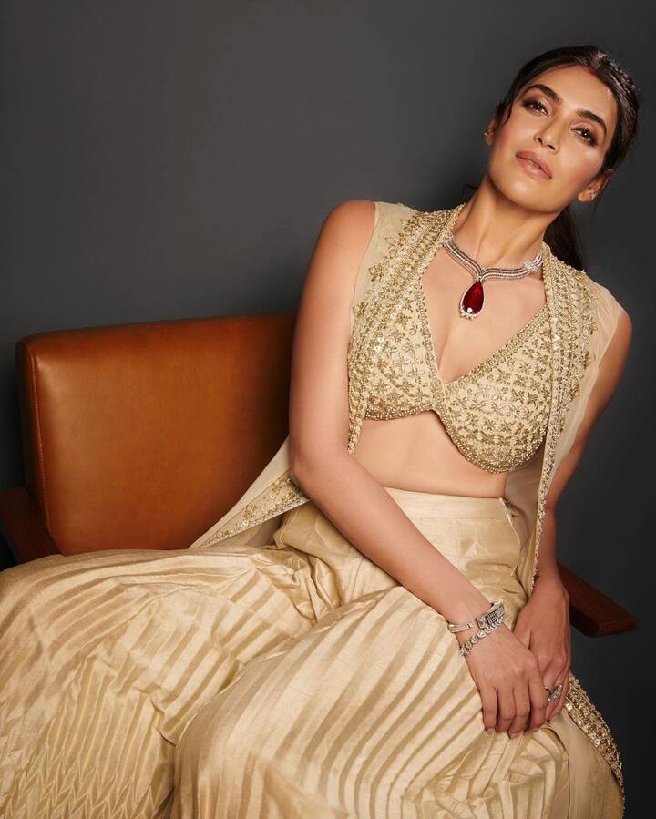 एक्ट्रेस के वर्कआउट की बात करें तो वह जिम में जाकर खूब पसीना बहाती हैं. यही कारण है कि वह इतनी फिट नजर आती हैं. खुद को फिट और परफेक्ट रखने के लिए करिश्मा तन्ना वर्कआउट करना कभी भी नही भूलती हैं.