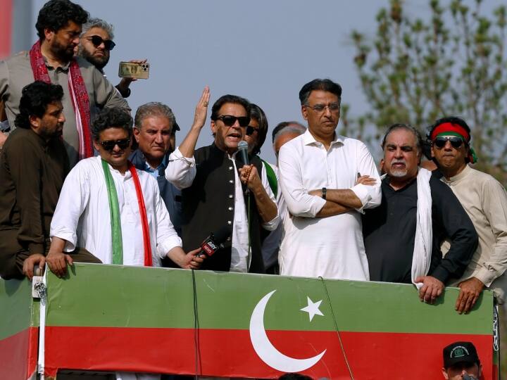 एनए-108 फैसलाबाद उपचुनाव के लिए दाखिल किए नॉमिनेशन पेपर में पाकिस्तान के पूर्व प्रधानमंत्री और पीटीआई के अध्यक्ष इमरान खान ने अपनी दौलत का खुलासा किया था. इमरान के पास पाकपट्टन और ओकारा में 342 मिलियन रुपये की संपत्ति और 698-कनाल जमीन है. (फोटो-PTI)