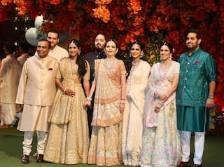 Anant Ambani Radhika Merchant Engagement Ceremony | Anant Radhika Engagement: कारोबारी मुकेश अंबानी के बेटे अनंत ने राधिका से की सगाई, पारंपरिक रस्मों के बीच हुआ शानदार ...