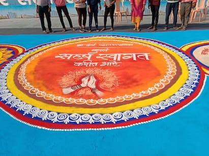 PHOTO: पंतप्रधानांच्या स्वागताला मुंबईनगरी सजली आहे. मेट्रो स्थानकावर रांगोळ्या अन् फुलांची आरास करण्यात आली आहे.