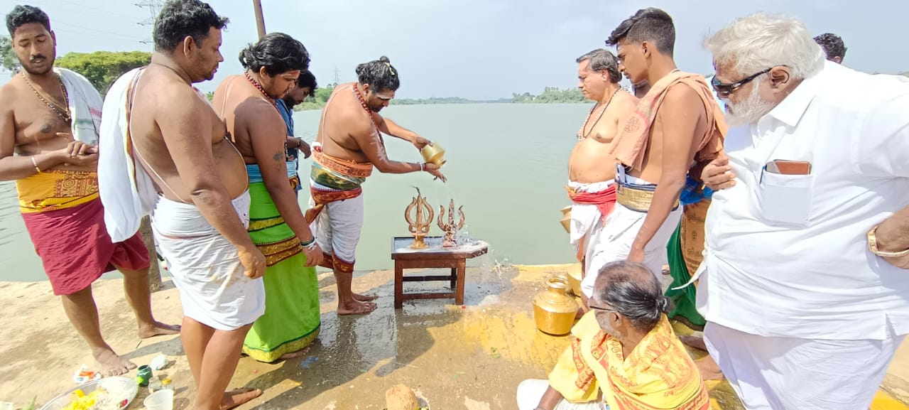 கடலூர் மாவட்டத்தில் கோலாகலமாக நடந்த ஆற்றுத்திருவிழா...குவிந்த மக்கள்..!